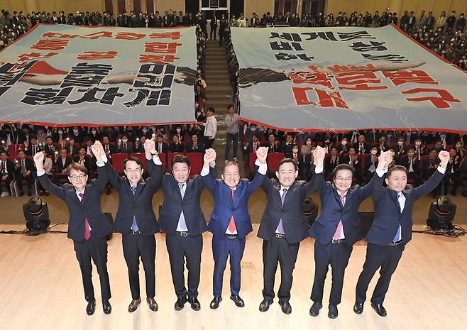 '대구·경북 신공항 특별법 국회 통과 기념’ 대구시 전 직원 조회에서 신공항 응원 현수막 펼침 행사가 열리고 있다. 대구시 제공