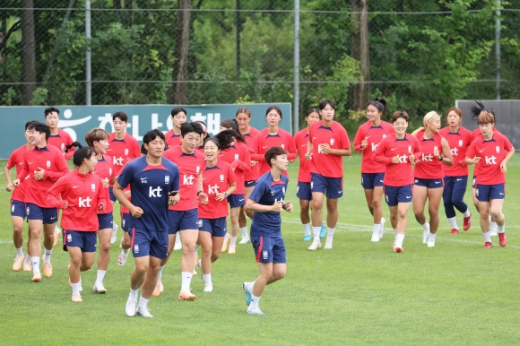 2023 국제축구연맹(FIFA) 호주·뉴질랜드 월드컵에 나서는 여자축구 대표팀 선수들이 5일 오전 파주 국가대표팀트레이닝센터(NFC)에서 훈련하고 있다.