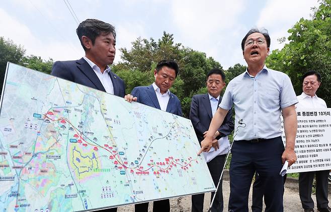 더불어민주당 서울-양평 고속도로 특혜 의혹 진상규명 TF 강득구 단장과 의원들이 6일 오전 경기도 양평군 강상면 고속도로 종점 인근 현장에서 설명을 듣고 있다. ⓒ연합뉴스