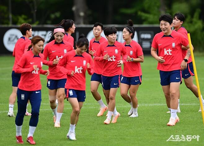 여자축구대표선수들이 5일 파주 NFC에서 본격적인 훈련에 앞서 가볍게 뛰며 몸을 풀고 있다. 20일 개막하는 2023 호주·뉴질랜드 여자월드컵에 출전할 최종 엔트리는 이날 발표됐다. 대표팀은 신구조화를 바탕으로 8강 진출을 노린다. 파주 | 주현희 기자 teth1147@donga.com