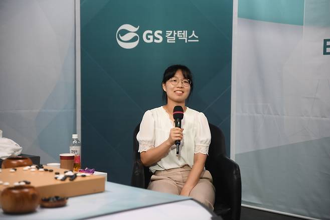 최정 9단이 6일 한국기원 내 바둑TV 스튜디오에서 열린 제28기 GS칼텍스배 준결승에서 박진솔 9단을 꺾고 결승 진출에 성공한 뒤 인터뷰하고 있다.  한국기원 제공