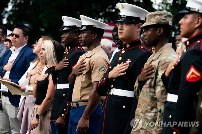 미국 신규 시민권자 선서식 (마운트버넌[미국 버지니아주] AFP=연합뉴스) 미국 독립기념일인 4일(현지시간) 초대 대통령인 조지 워싱턴의 자택인 버지니아주 마운트버넌에서 열린 귀화식에서 새로 미국 시민이 된 이들이 충성 선서를 하고 있다. 2023.7.5