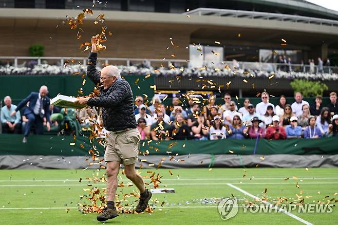 윔블던서 시위하는 환경단체 회원 (AFP=연합뉴스) 환경단체 '저스트 스톱 오일'(Just Stop Oil) 회원이 5일(현지시간) 윔블던 테니스 대회에서 반짝이 테이프 등을 뿌리며 시위하고 있다. 2023.7.5 photo@yna.co.kr