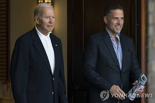 바이든 대통령과 차남 헌터  [AP 연합뉴스 자료사진. 재판매 및 DB 금지]