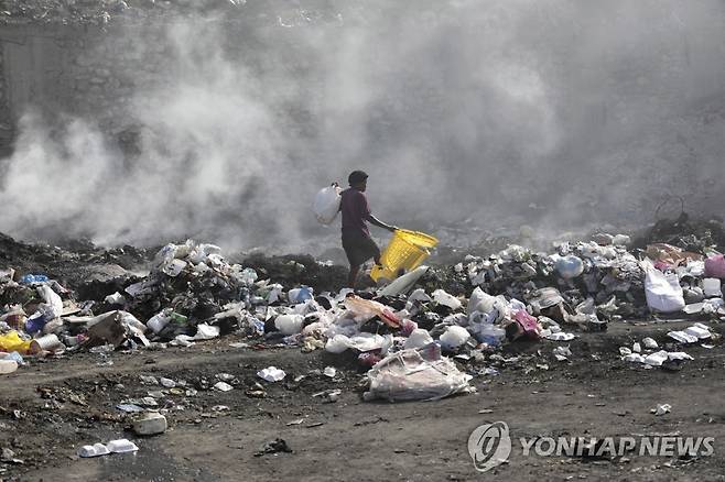 지난 1일(현지시간) 아이티 포르토프랭스 한 매립지에서 쓸 만한 물건을 찾는 주민 [AP 연합뉴스 자료사진. 재판매 및 DB 금지]