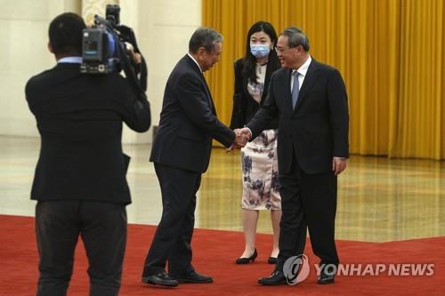 5일 고노 전 일본 중의원 의장 만나는 리창 중국 총리(우) (AP.연합뉴스)