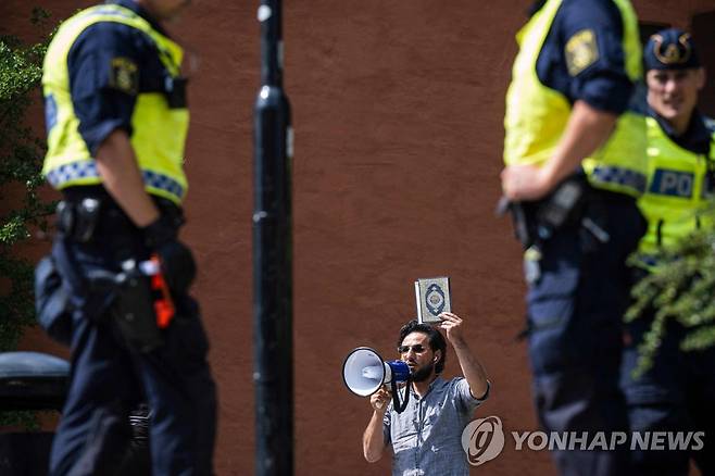 스웨덴 이슬람 사원 주변서 '쿠란 소각 시위' [AFP=연합뉴스 자료사진. 재판매 및 DB 금지]