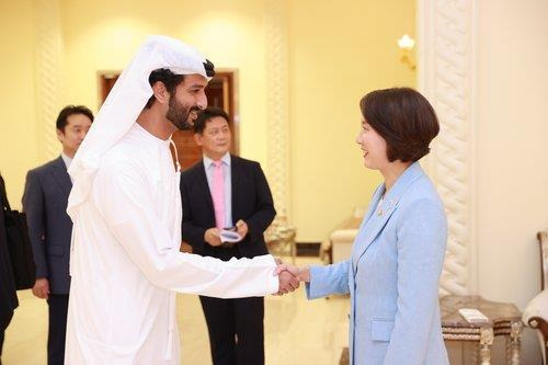 UAE 경제부 장관과 악수하는 이영 장관 UAE 경제부 장관과 악수하는 이영 장관
    (서울=연합뉴스) 이영 중소벤처기업부 장관(오른쪽)이 12일(현지시간) UAE 두바이 DWTC Hall 7에서 압둘라 빈 투크 알 마리 UAE 경제부 장관과 악수하고 있다. 2023.6.12 [중소벤처기업부 제공. 재판매 및 DB 금지]
    photo@yna.co.kr
(끝)