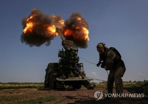 바흐무트 인근서 곡사포 발사하는 우크라이나군 (바흐무트 로이터=연합뉴스) 우크라이나 병사가 5일(현지시간) 우크라이나 도네츠크주 바흐무트 인근에서 러시아군을 향해 포격을 가하고 있다.2023.07.06 danh2023@yna.co.kr