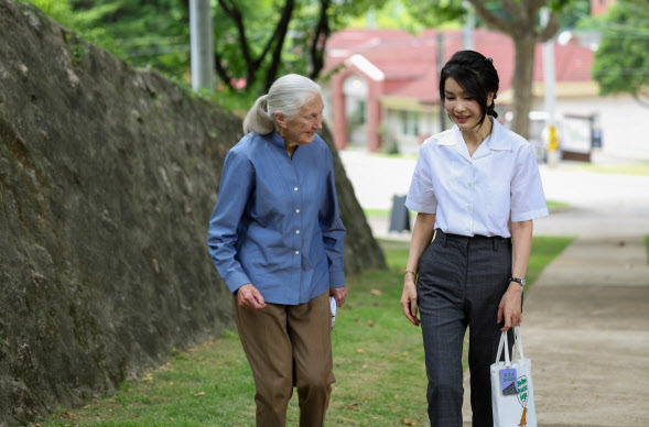 윤석열 대통령 부인 김건희 여사와 세계적인 영장류학자이자 환경운동가인 제인 구달 박사가 7일 서울 용산어린이정원 용산서가에서 나와 어린이 환경생태 교육관 예정지로 이동하며 산책하고 있다.(사진=대통령실)