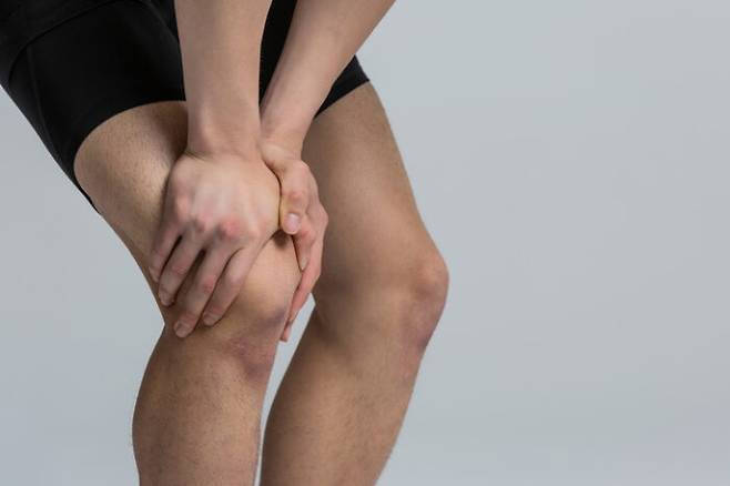 알게 모르게 무릎을 손상시키는 좋지 않은 습관에 어떤 것들이 있을까. [사진=게티이미지뱅크]
