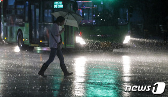 서울 지역에 호우주의보가 내려진 4일 서울 시내 한거리에서 우산을 쓴 시민들이 길을 지나고 있다. 2023.7.4/뉴스1 ⓒ News1 김도우 기자