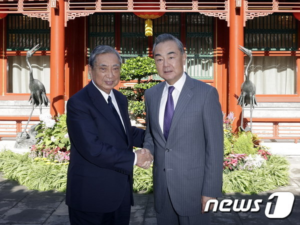 왕이 중국 중앙정치국 위원이 6일 고노 요헤이 전 일본 중의원 의장과 만났다. (중국 외교부 홈페이지 갈무리)