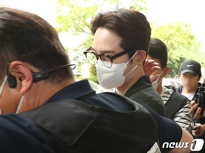 필로폰 투약 혐의를 받는 가수 남태현이 18일 오전 서울 마포구 서울서부지방법원에서 열린 구속전피의자심문(영장실질심사)을 마친 뒤 법원을 나서고 있다. 2023.5.18/뉴스1 ⓒ News1 김진환 기자