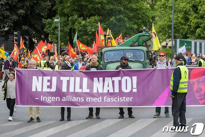 '북대서양조약기구(NATO·나토)에 반대하는 동맹" 활동가들이 스웨덴 스톡홀름에서 지난 6월4일(현지시간) 튀르키예의 민주 세력을 지지하고 스웨덴의 나토 가입을 반대하는 시위에서 ＂나토에 반대한다, 파시스트와 동맹을 맺지 않는다＂라는 현수막을 들고 있다. ⓒ AFP=뉴스1 ⓒ News1 김민수 기자
