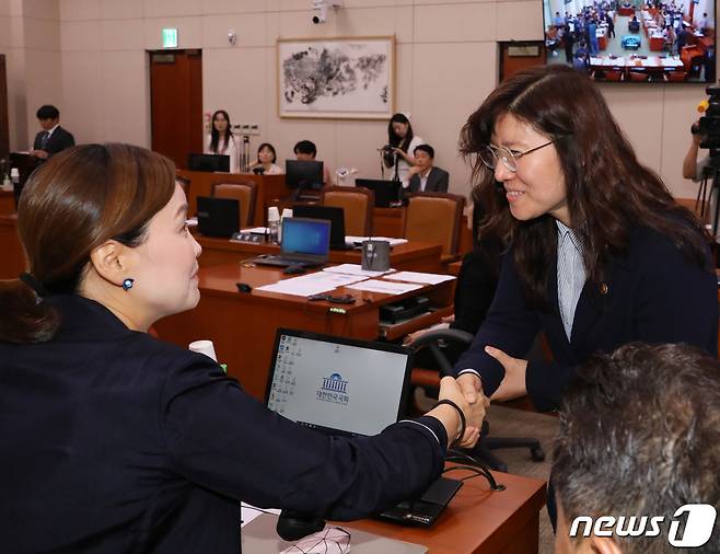 장미란 문화체육관광부 제2차관이 7일 서울 여의도 국회에서 열린 문화체육관광위원회 전체회의에서 임오경 더불어민주당 의원과 인사를 나누고 있다. 2023.7.7/뉴스1 ⓒ News1 송원영 기자