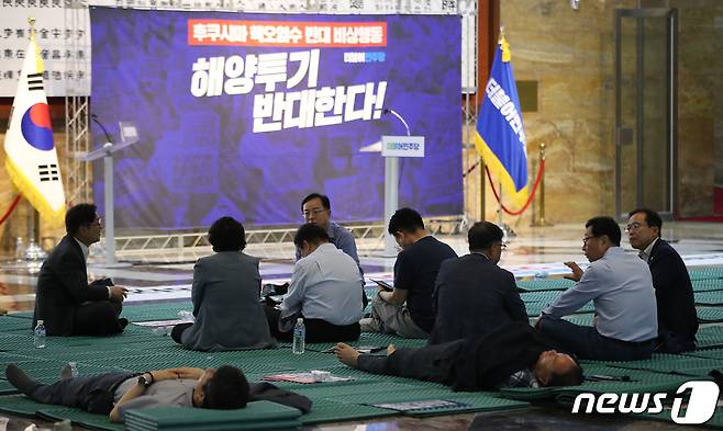 더불어민주당 의원들이 7일 오전 서울 여의도 국회 로텐더홀에서 '윤석열정권 오염수 투기 반대 천명 촉구 비상행동'에 이은 철야농성을 하고 있다. 2023.7.7/뉴스1 ⓒ News1 임세영 기자