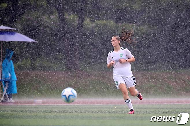 7일 대구 달서구 계명대 성서캠퍼스 운동장에서 열린 '2023 대구국제청소년스포츠축제' 여자축구 종목에 출전한 헝가리 선수가 빗속을 달리고 있다. 대구와 경북 대부분 지역에는 이날 오후 호우주의보가 발령됐다.2023.7.7/뉴스1 ⓒ News1 공정식 기자