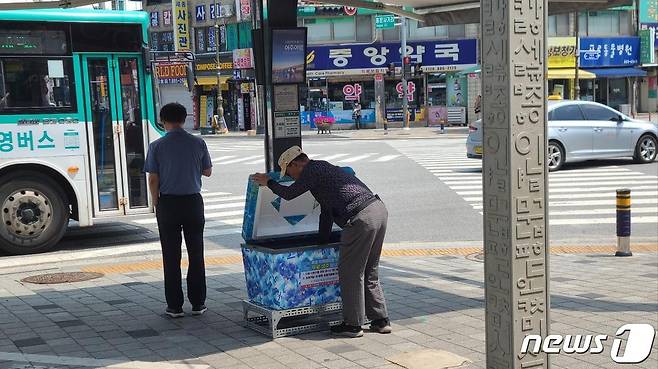 한 시민이 여주시가 시내지역에 비치한 아이스박스에서 생수를 꺼내고 있다.(여주시 제공)