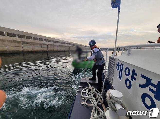 포항해경이 7일 엔진이상으로 표류중인 모터보터를 예인하고 있다. (포항해경 제공) 2023.7.7/뉴스1