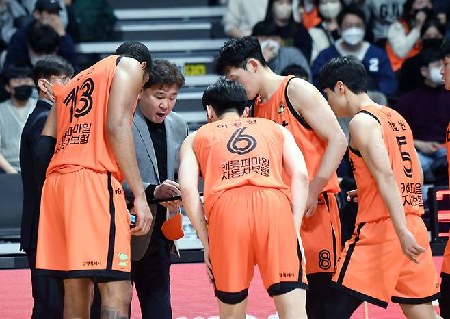 김승기 감독과 선수들. 사진 | KBL