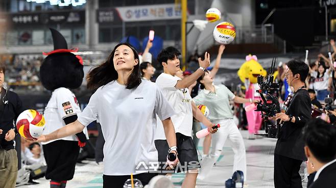 [포토]‘야구장에서 배구공 선물하는 IBK 선수들’