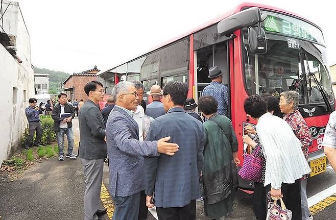 군위 대구 편입 첫날인 지난 1일 오전 군위군 우보면 우보정류소에서 대구 나들이에 나선 주민들이 대구 급행 9-1번 시내버스를 타고 있다. 대구시는 이날부터 대구와 군위를 오가는 급행버스 2개 노선을 신설했다. 요금은 대구시 기존 급행버스와 동일한 1650원이다. /군위군