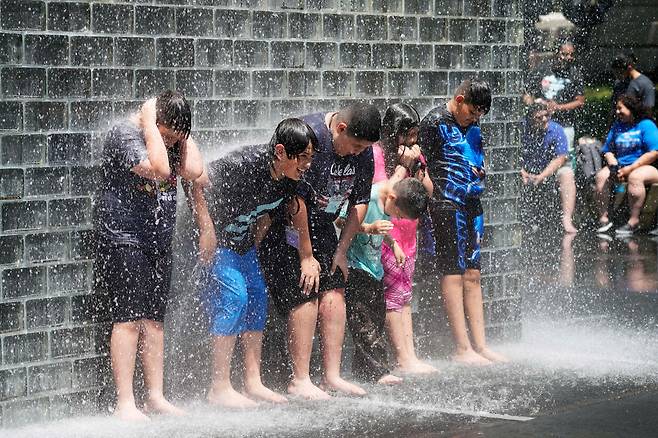 2023년 7월 3일 미국 시카고 밀레니엄 파크의 분수대에서 어린이들이 물놀이를 하며 더위를 식히고 있다./AP 연합뉴스