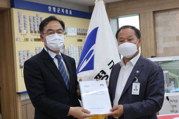 지난 2021년 5월 11일 최재관 민주당 여주시 · 양평군 지역위원장(왼쪽)이 민주당 소속 정동균 양평군수와 당정협의회를 갖고 취합한 주민 민원을 전달하고 있다./인천일보 제공