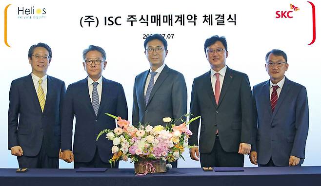 서울 종로구 SKC 본사에서 열린 주식매매계약 체결식에서 박원철 SKC 사장(왼쪽 세번째)과 기존 ISC 최대주주 전제모 헬리오스PE 대표(〃 두번째) 등 관계자들이 기념촬영을 하고 있다. SKC 제공