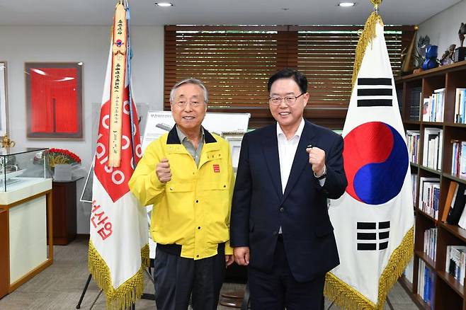 6일 강수현 경기 양주시장이 서울 도곡동에 자리한 (주)아성 다이소를 방문해 박정부 회장과 면담을 마친 뒤 함께 기념촬영을 하고 있다. 양주시 제공