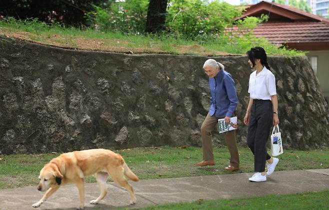 김건희 여사가 7일 서울 용산어린이정원에서 영장류학자이자 환경운동가인 제인 구달(Jane Goodall) 박사와 어린이 환경·생태 교육관 예정지로 향하고 있다. 왼쪽은 윤석열 대통령 부부 반려견 새롬이. (대통령실 제공) /사진=뉴스1