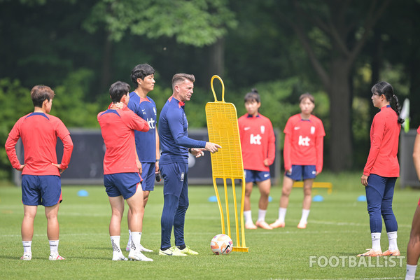 콜린 벨 한국 여자 축구대표팀 감독(가운데). 서형권 기자