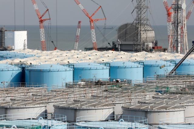 2020년 1월 일본 후쿠시마 제1원전 부지 내 세워진 오염수 저장탱크가 줄지어 있다. 후쿠시마=EPA