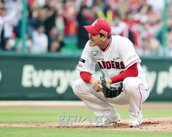 2023 KBO 프로야구 SSG랜더스와 KIA타이거즈의 경기가 6일 오후 인천 SSG랜더스필드에서 열렸다. 2회초 무사 최형우에게 동점 솔로홈런을 허용한 김광현이 주저앉아 아쉬워하고 있다. 인천=김민규 기자 mgkim1@edaily.co.kr /2023.07.06/