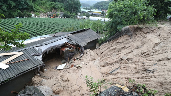 지난달 30일 경북 영주시 상망동에서 산사태로 매몰된 주택 [사진 제공:연합뉴스]