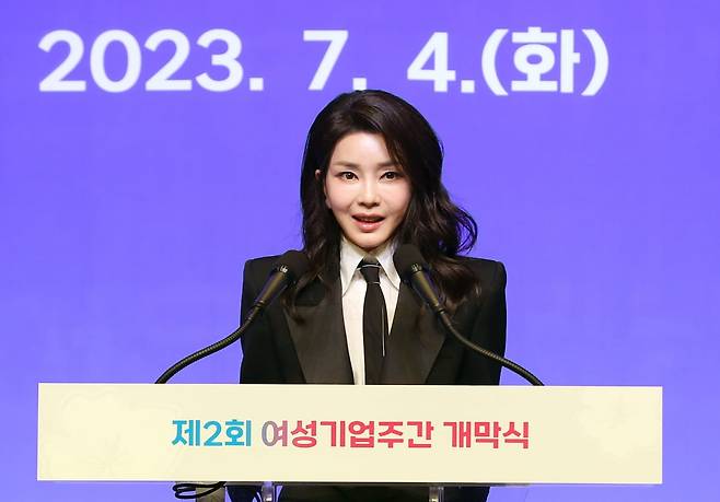 김건희 여사가 4일 서울 중구 신라호텔에서 열린 제2회 여성기업주간 개막식에서 축사하고 있다. / 사진=연합뉴스