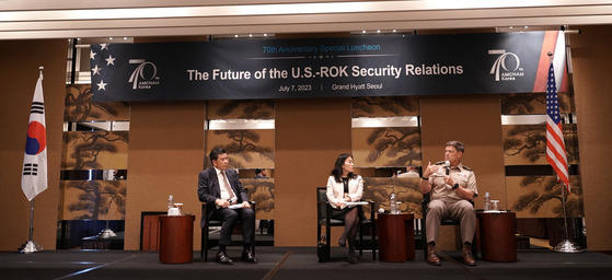 From left: James Kim, chairman of the American Chamber of Commerce in Korea (Amcham); Joy M. Sakurai, charge d'affaires at the U.S. Embassy in Seoul; and Lieutenant General Willard M. Burleson III on Friday during a luncheon event in southern Seoul. [AMCHAM]