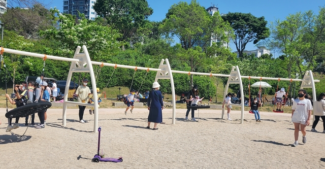 지난해 4월 서울 광나루한강공원에 개장한 서울시 제1호 거점형 어린이놀이터의 모습. 서울시 제공