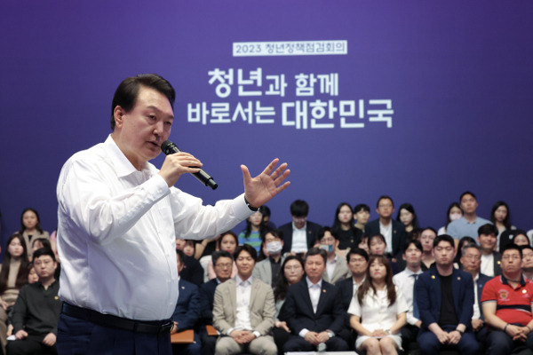 윤석열 대통령이 6일 서울 서초구 플로팅아일랜드에서 열린 청년정책 점검회의에 참석해 모두발언을 하고 있다. 대통령실 제공