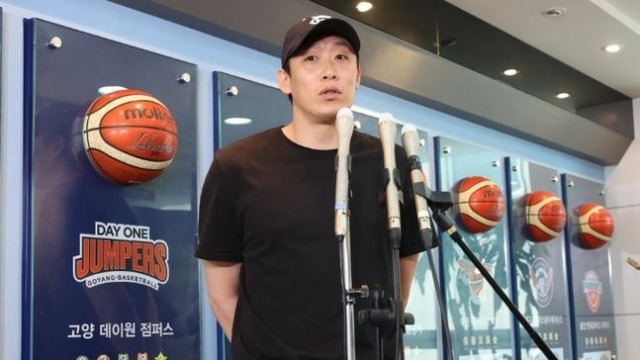 KBL 제명이 결정된 고양 데이원의 주장 김강선이 지난 6월 16일 서울 강남구 KBL센터에서 취재진 질문에 답하고 있다. 연합뉴스