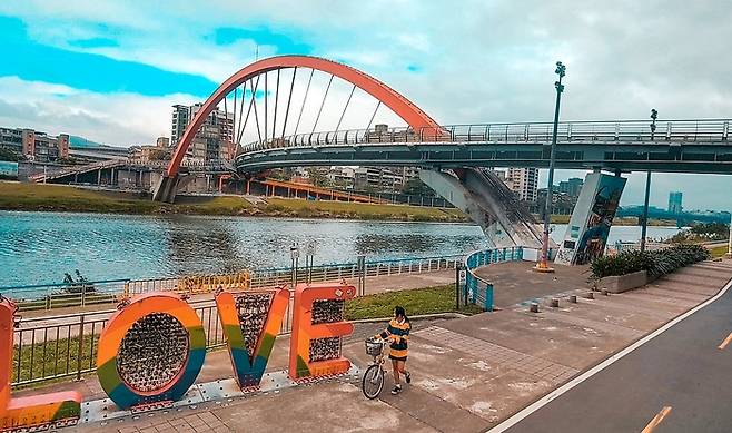 대만 타이페이시 자전거 코스 ‘난징’ 에서 볼 수 있는 레인보우 브릿지의 모습 / 사진 = 타이완 바이크 홈페이지