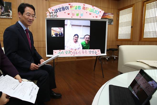 강진군이 인구증가 정책을 추진한 결과 감소하던 인구수가 지난달 14명 늘었다. 지역 주민이 세 쌍둥이 출산 후 축하 영상 통화 하던 강진원 군수. /사진제공=강진군.