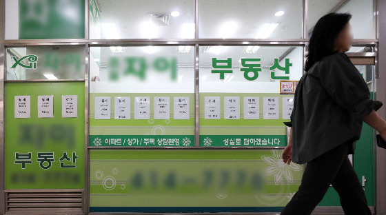 7일 한국부동산원이 발표한 '전국 주간 아파트가격 동향' 자료에 따르면 7월 첫째주(3일 기준) 전국 주간 아파트 매매가격은 지난주(0.00%) 대비 보합을 유지한 것으로 나타났다. 시도별로는 세종(0.21%), 인천(0.05%), 경기(0.04%), 서울(0.03%)은 상승했으나 충북(0.00%), 충남(0.00%)은 지난주와 변화가 없었다. 대구(-0.10%), 제주(-0.09%), 전남(-0.09%), 부산(-0.07%), 경남(-0.06%) 등은 하락했다./사진=뉴시스