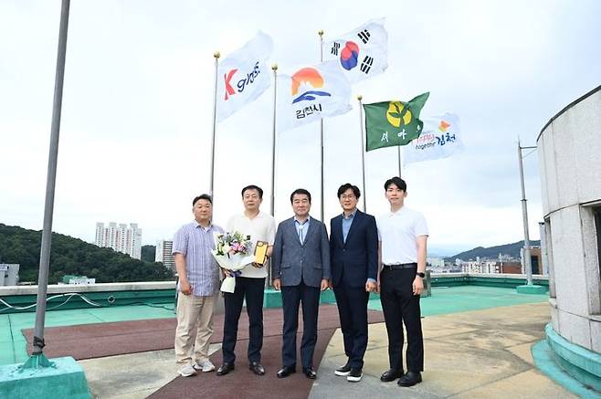 김충섭(가운데) 시장이 국기 게양대에 회사기를 게양하고 있다 (사진=김천시 제공) *재판매 및 DB 금지