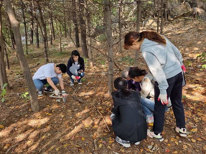 [대전=뉴시스] 탄소흡수원 특성화 대학원 학생들의 야외실습 모습. *재판매 및 DB 금지