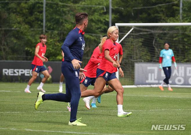 [서울=뉴시스] 고승민 기자 = 호주-뉴질랜드 여자 월드컵에 나서는 축구 국가대표팀 콜린 벨 감독과 선수들이 7일 경기 파주 NFC에서 훈련을 하고 있다. 2023.07.07. kkssmm99@newsis.com