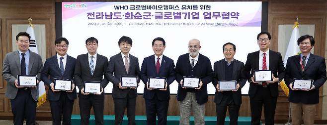 김영록 전라남도지사가 지난 2월 28일 도청 서재필실에서 글로벌 바이오 캠퍼스 전남 유치를 위한 업무협약을 하는 모습. 전라남도 제공