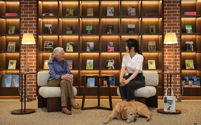 김건희 여사가 7일 서울 용산어린이정원 내 '용산서가'에서 세계적인 영장류학자이자 환경운동가인 제인 구달 박사와 만나 대화하고 있다. 대통령실 제공