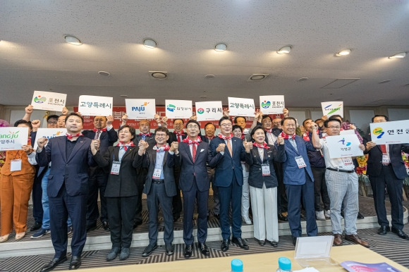 7일 열린 ‘경기북부특별자치도 추진위’발대식 및 창립식에 모인 경기북부주민들이 피켓을 들고 기념사진을 찍고 있다.[추진위 제공]